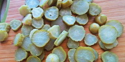 открытый бутерброд с овощами и килькой