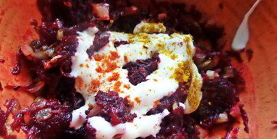 открытый бутерброд с овощами и килькой