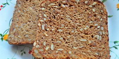 открытый бутерброд с овощами и килькой