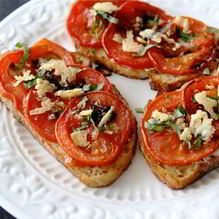 Рецепт Открытый бутерброд с запеченными помидорами, сыром и бальзамическим уксусом