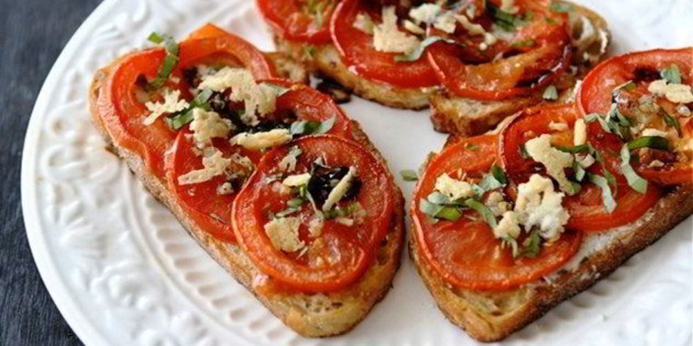Рецепт открытый бутерброд с запеченными помидорами, сыром и бальзамическим уксусом