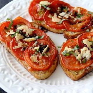 Открытый бутерброд с запеченными помидорами, сыром и бальзамическим уксусом
