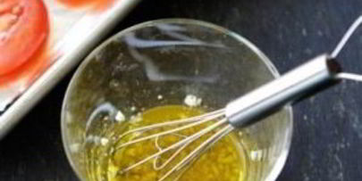 открытый бутерброд с запеченными помидорами, сыром и бальзамическим уксусом