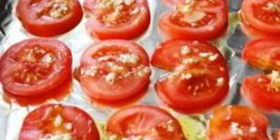 открытый бутерброд с запеченными помидорами, сыром и бальзамическим уксусом