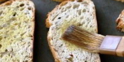 открытый бутерброд с запеченными помидорами, сыром и бальзамическим уксусом