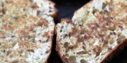 открытый бутерброд с запеченными помидорами, сыром и бальзамическим уксусом