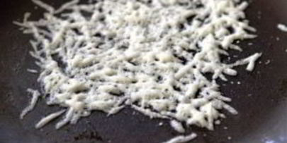 открытый бутерброд с запеченными помидорами, сыром и бальзамическим уксусом