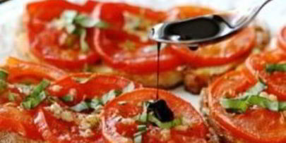 открытый бутерброд с запеченными помидорами, сыром и бальзамическим уксусом