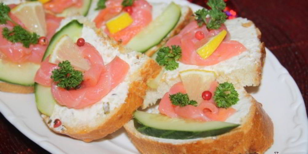 Рецепт праздничные бутерброды с лососем и творожным сыром