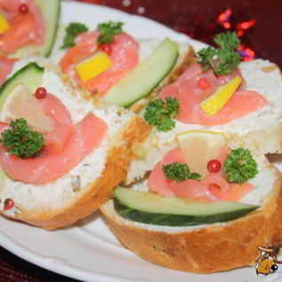 Праздничные бутерброды с лососем и творожным сыром