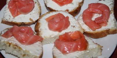 праздничные бутерброды с лососем и творожным сыром