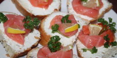 праздничные бутерброды с лососем и творожным сыром