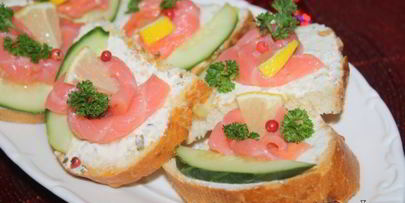 праздничные бутерброды с лососем и творожным сыром