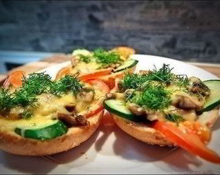 Простые горячие бутерброды с овощами и грибами