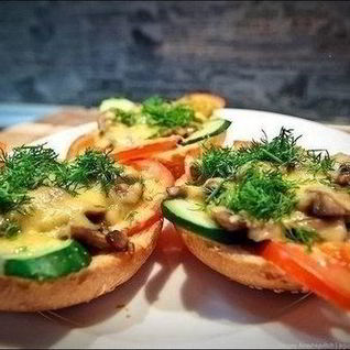 Простые горячие бутерброды с овощами и грибами