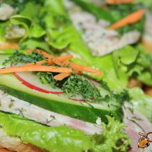 Рецепт Яркие бутерброды с домашней ветчиной к завтраку