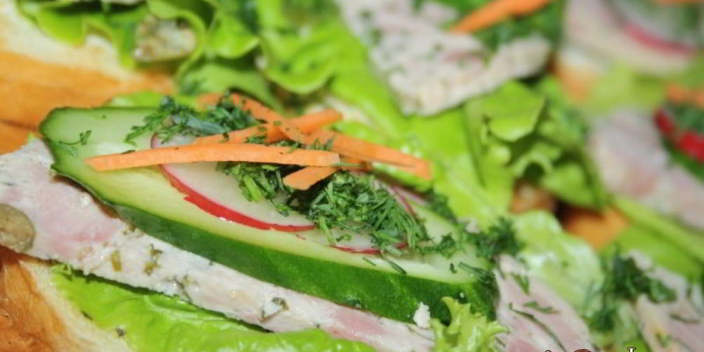 Рецепт яркие бутерброды с домашней ветчиной к завтраку