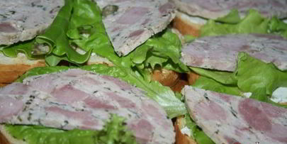 яркие бутерброды с домашней ветчиной к завтраку