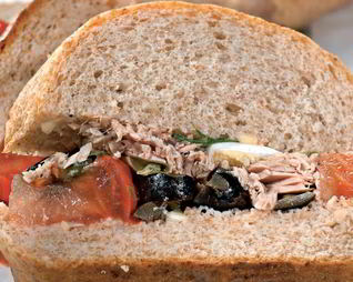 Закрытые бутерброды с салатом нисуаз