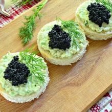 Рецепт Закусочные бутерброды с черной икрой и авокадо