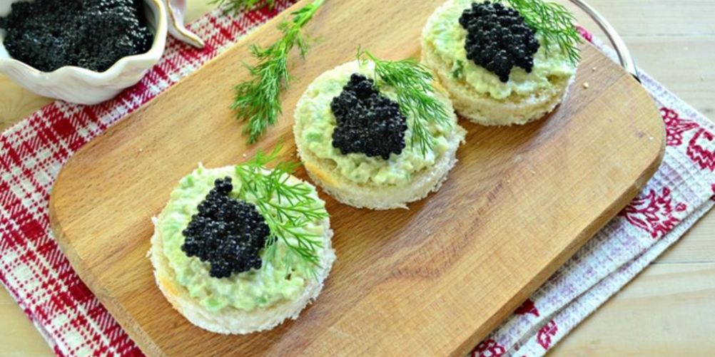 Рецепт закусочные бутерброды с черной икрой и авокадо
