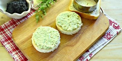 закусочные бутерброды с черной икрой и авокадо