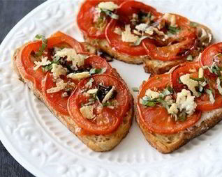 Закусочные бутерброды с помидорами и пармезаном
