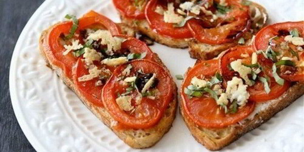 Рецепт закусочные бутерброды с помидорами и пармезаном