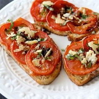 Закусочные бутерброды с помидорами и пармезаном