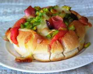 Запеченный бутерброд из хлебной булочки