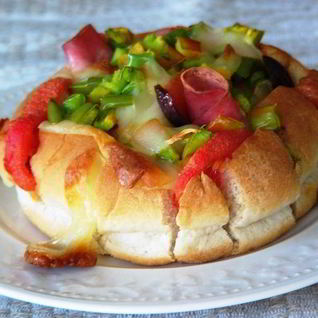 Запеченный бутерброд из хлебной булочки