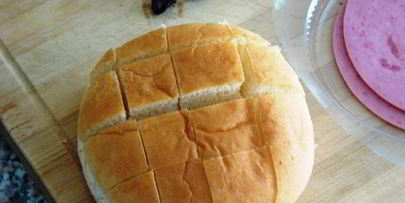 запеченный бутерброд из хлебной булочки