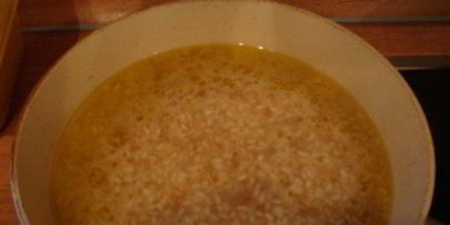 горячая закуска из жареного риса, сыра и перца