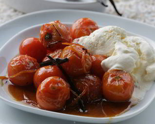Карамелизированные помидоры со сметанным мороженым