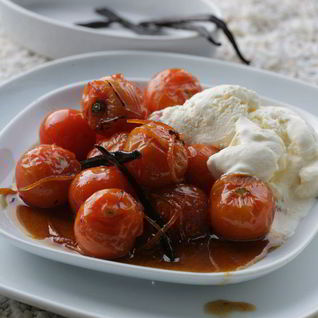 Карамелизированные помидоры со сметанным мороженым