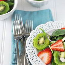 Рецепт Карпаччо из киви и клубники с физалисом