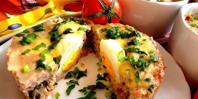 хитрые яйца, запеченные в мясной шубке