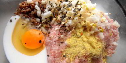 хитрые яйца, запеченные в мясной шубке