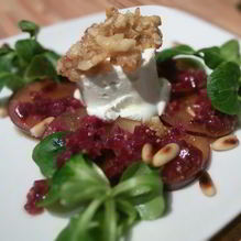 Рецепт Козий сыр, запеченный под ореховой корочкой на сливовом карпаччо