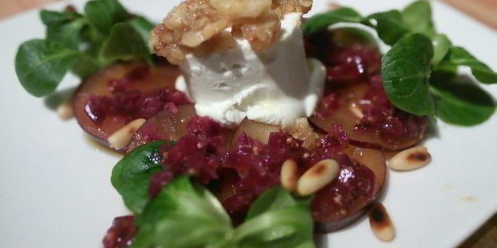 Рецепт козий сыр, запеченный под ореховой корочкой на сливовом карпаччо