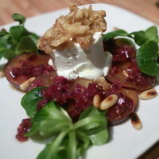Козий сыр, запеченный под ореховой корочкой на сливовом карпаччо