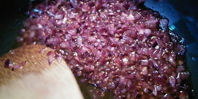 козий сыр, запеченный под ореховой корочкой на сливовом карпаччо