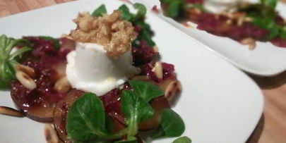 козий сыр, запеченный под ореховой корочкой на сливовом карпаччо