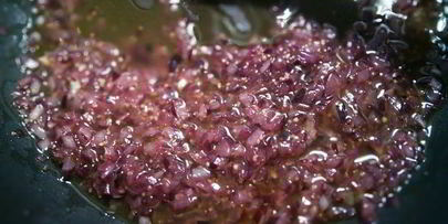 козий сыр, запеченный под ореховой корочкой на сливовом карпаччо