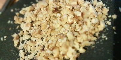 козий сыр, запеченный под ореховой корочкой на сливовом карпаччо