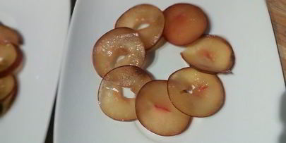 козий сыр, запеченный под ореховой корочкой на сливовом карпаччо