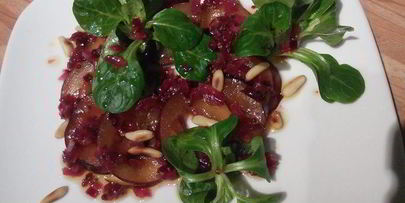 козий сыр, запеченный под ореховой корочкой на сливовом карпаччо