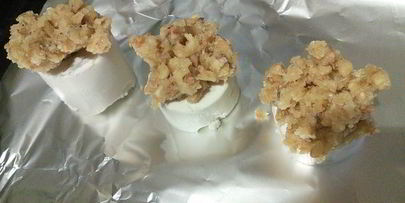 козий сыр, запеченный под ореховой корочкой на сливовом карпаччо