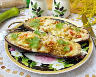 Лодочки из баклажанов с сосисками