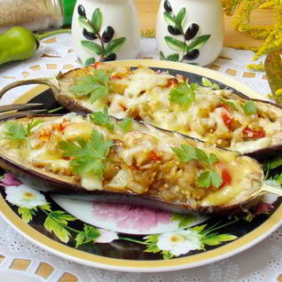 Лодочки из баклажанов с сосисками